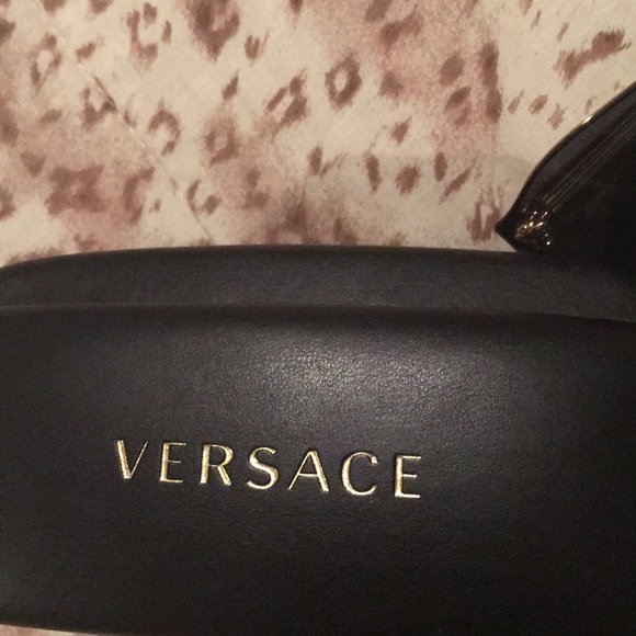 Versace - Picture 3 of 4